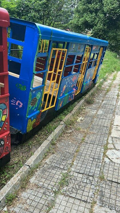 Вандали посегнаха на детската железница в парк "Простор"в Кърджали, в момента е опасна за децата