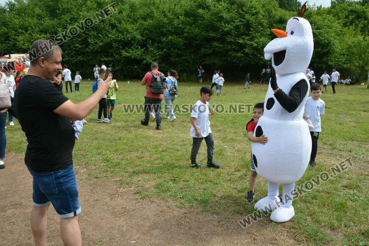 „Здравей, лято!“ забавлява децата за десети път с песни, танци и занаяти на открито