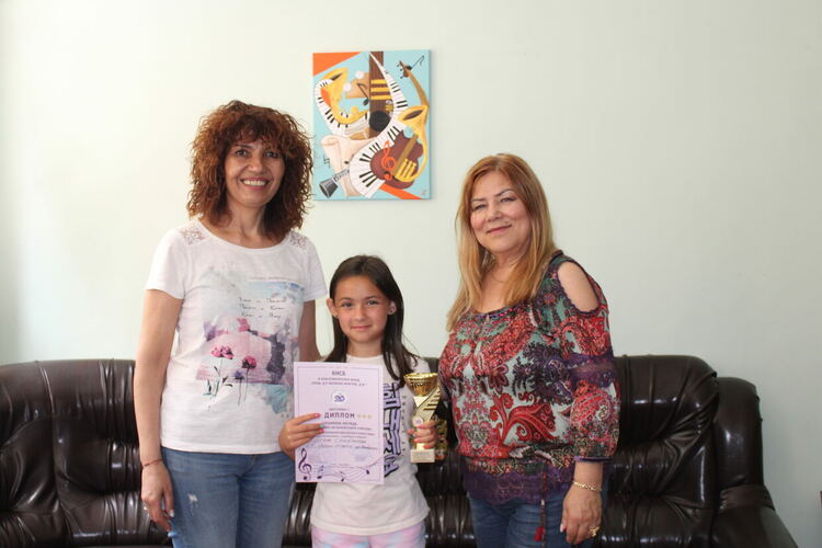 Ученичка от „Йовков“ грабна Специалната награда на Международен фестивал 