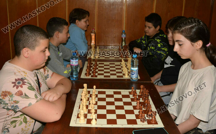 Шахматисти от 5 до 7 клас на финалите на ученическите игри в Хасково