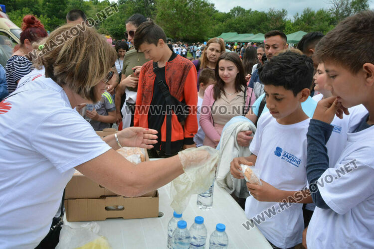 „Здравей, лято!“ забавлява децата за десети път с песни, танци и занаяти на открито