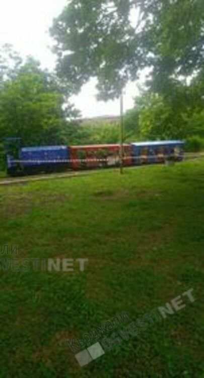 Вандали посегнаха на детската железница в парк "Простор"в Кърджали, в момента е опасна за децата