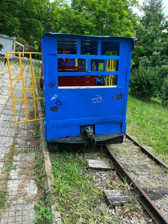 Вандали посегнаха на детската железница в парк "Простор"в Кърджали, в момента е опасна за децата