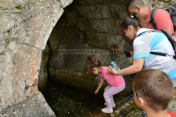 „Здравей, лято!“ забавлява децата за десети път с песни, танци и занаяти на открито