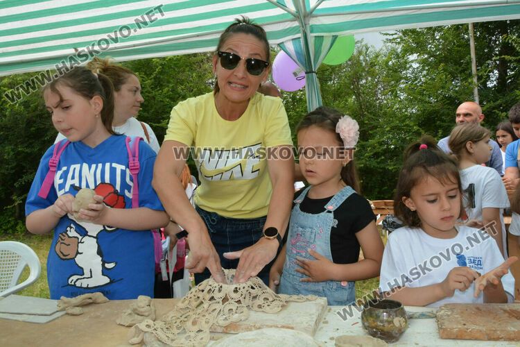 „Здравей, лято!“ забавлява децата за десети път с песни, танци и занаяти на открито