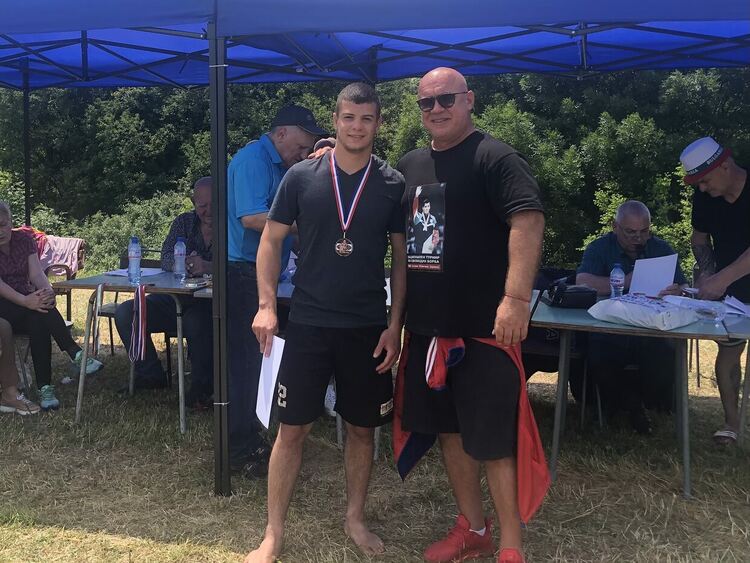 Георги Иванов със „Златна огърлица“ от турнира по борба край Тополовград