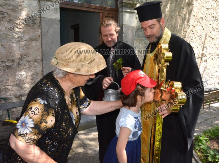 Църквата „Св. Иван Рилски“ в Конуш с нов купол и кръст