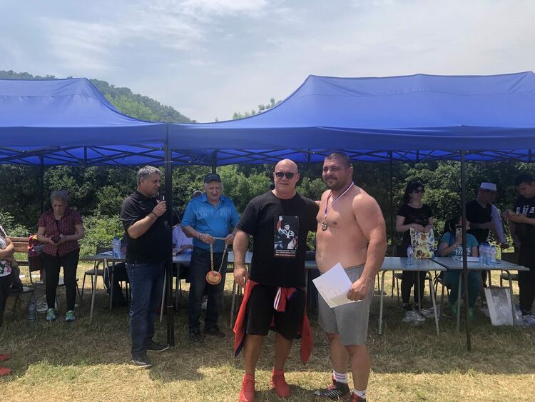 Георги Иванов със „Златна огърлица“ от турнира по борба край Тополовград