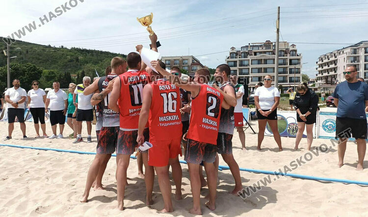 „Асти 91“ вдигна шампионската купа по плажен хандбал
