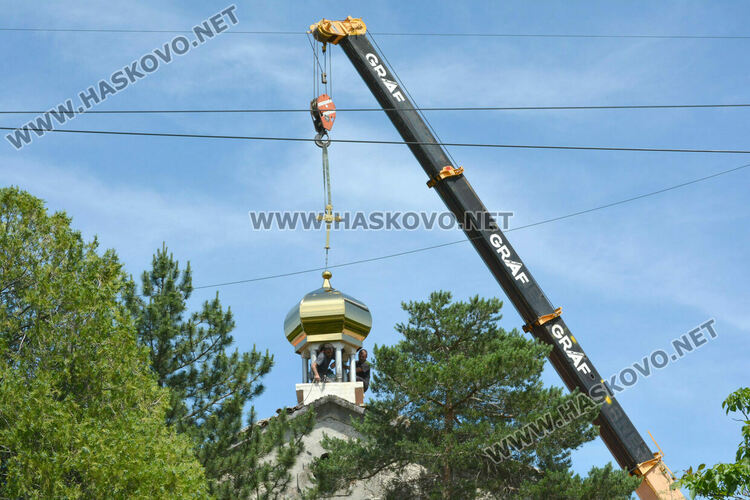 Църквата „Св. Иван Рилски“ в Конуш с нов купол и кръст
