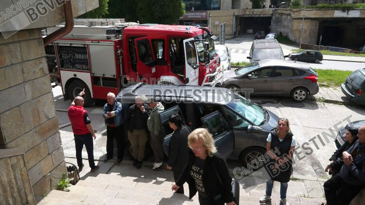 Заради пожар евакуираха всички работещи в сградата на театъра в Смолян