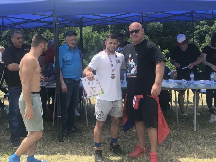 Георги Иванов със „Златна огърлица“ от турнира по борба край Тополовград