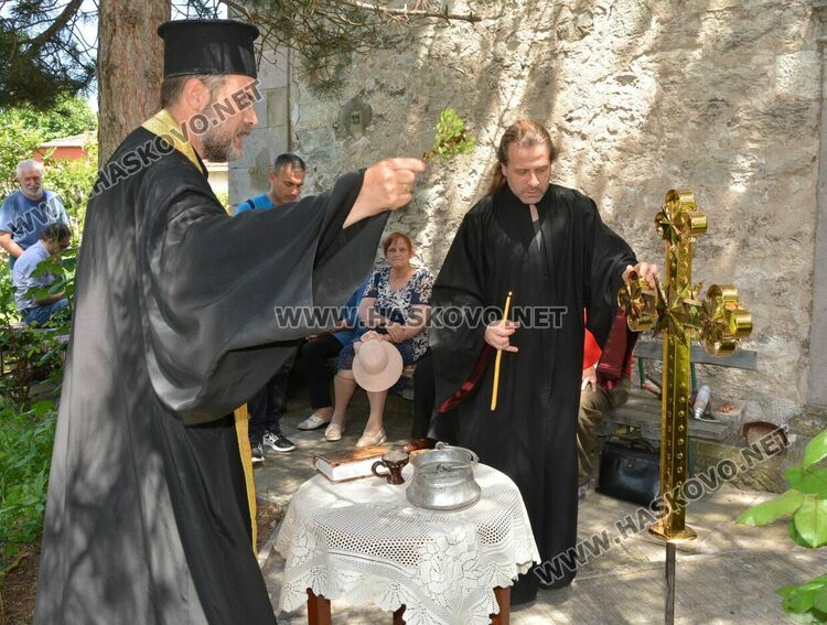 Църквата „Св. Иван Рилски“ в Конуш с нов купол и кръст