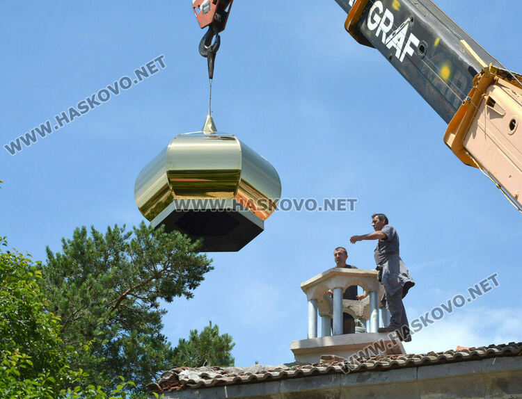 Църквата „Св. Иван Рилски“ в Конуш с нов купол и кръст