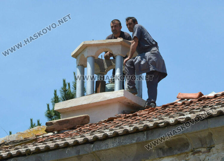 Църквата „Св. Иван Рилски“ в Конуш с нов купол и кръст