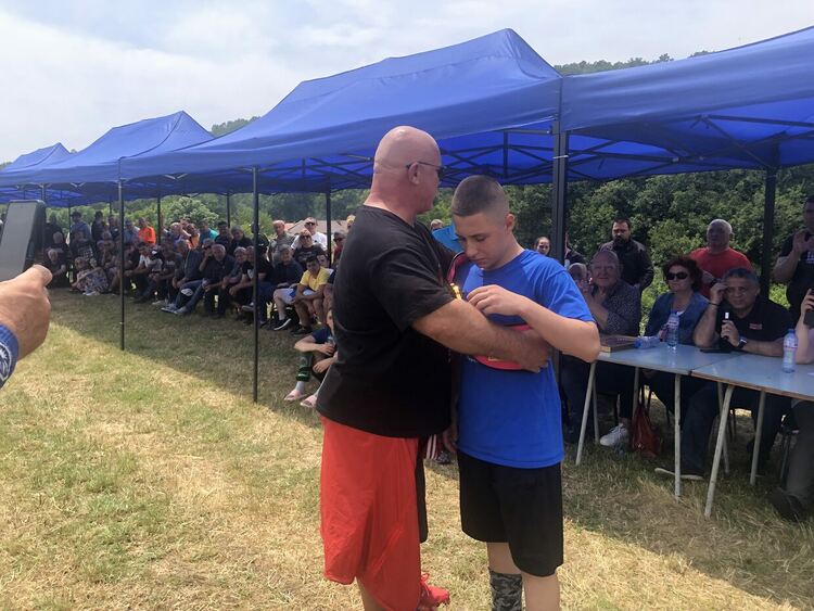 Георги Иванов със „Златна огърлица“ от турнира по борба край Тополовград