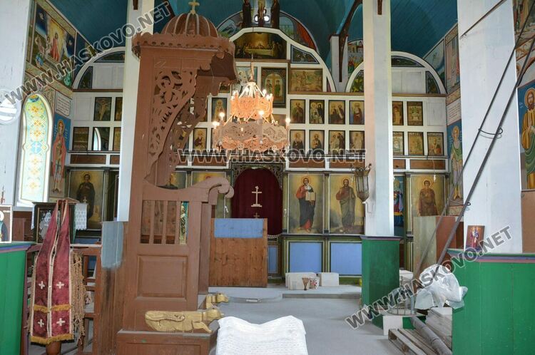 Църквата „Св. Иван Рилски“ в Конуш с нов купол и кръст