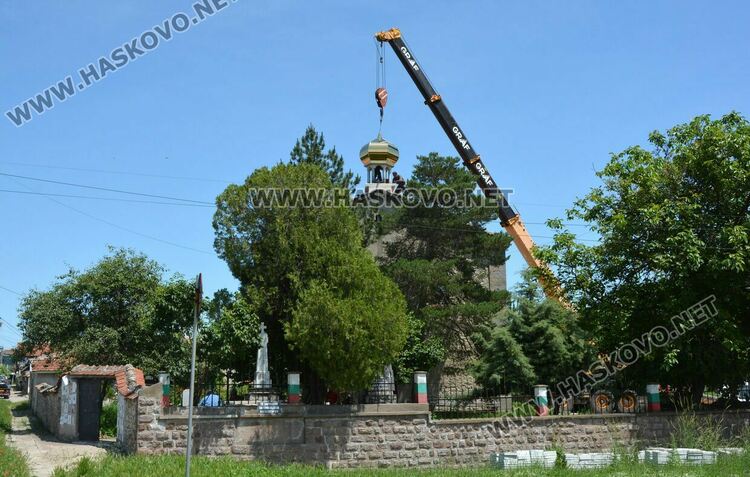 Църквата „Св. Иван Рилски“ в Конуш с нов купол и кръст