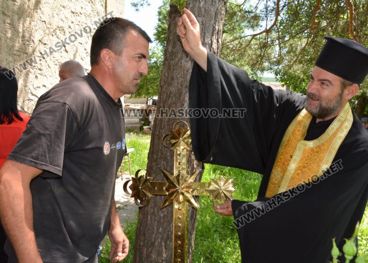 Църквата „Св. Иван Рилски“ в Конуш с нов купол и кръст