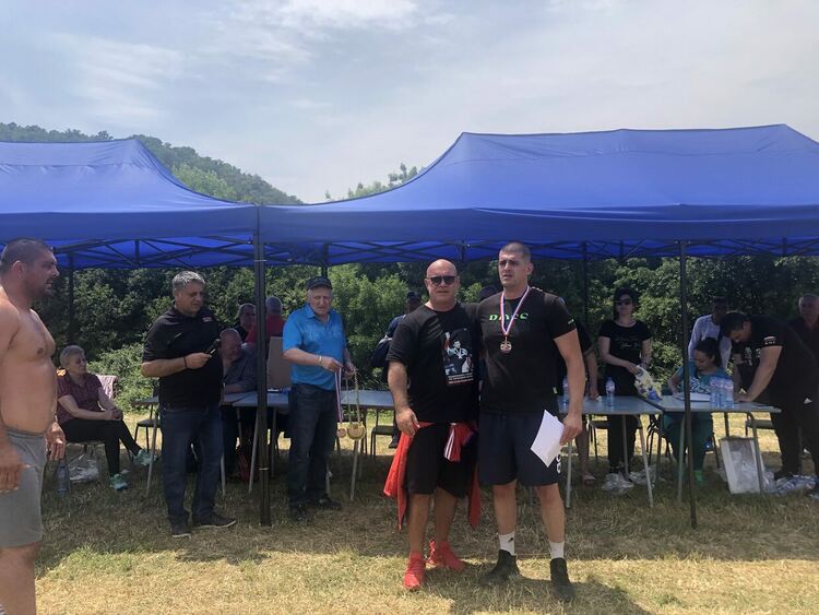 Георги Иванов със „Златна огърлица“ от турнира по борба край Тополовград