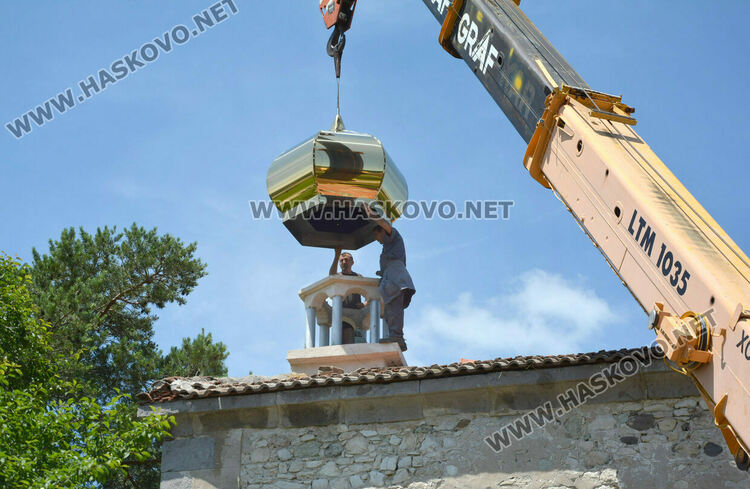 Църквата „Св. Иван Рилски“ в Конуш с нов купол и кръст