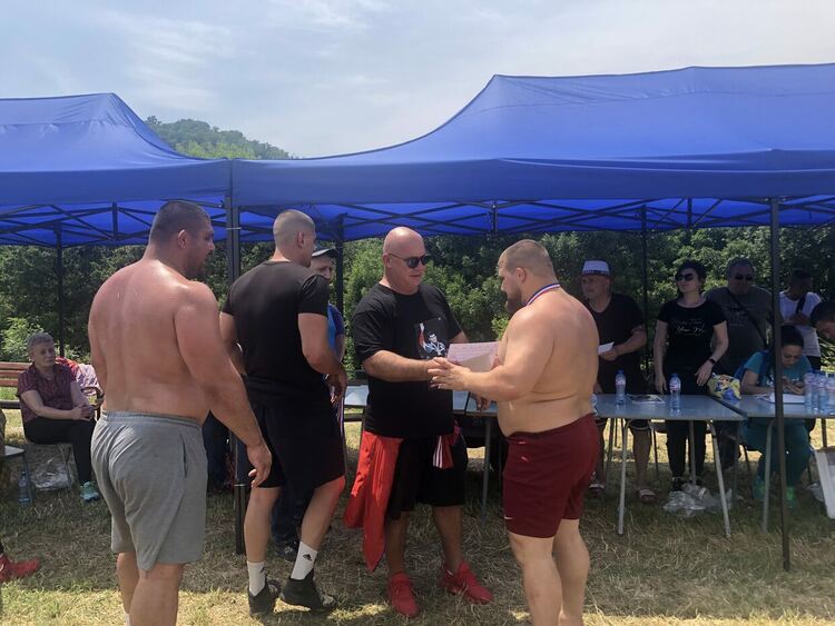 Георги Иванов със „Златна огърлица“ от турнира по борба край Тополовград