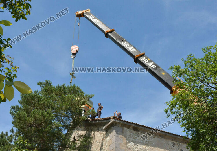 Църквата „Св. Иван Рилски“ в Конуш с нов купол и кръст