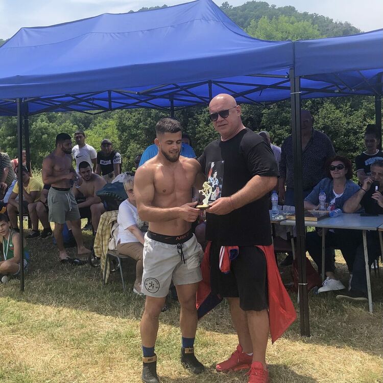 Георги Иванов със „Златна огърлица“ от турнира по борба край Тополовград