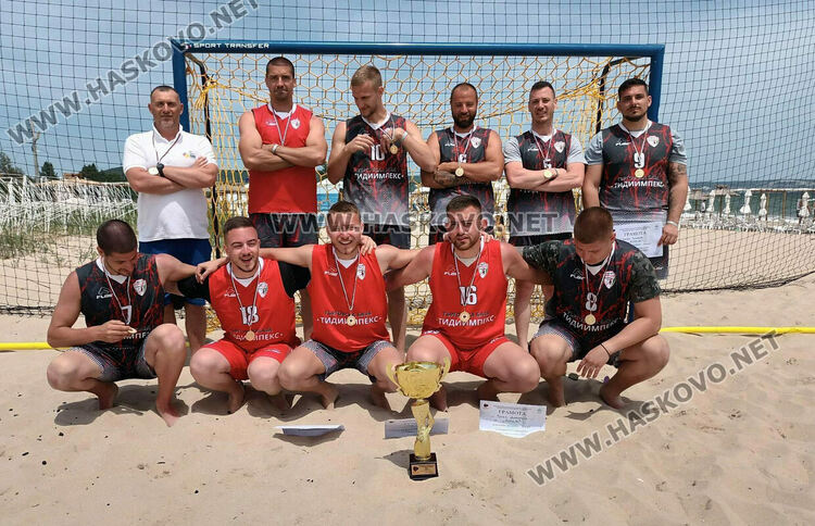 „Асти 91“ вдигна шампионската купа по плажен хандбал