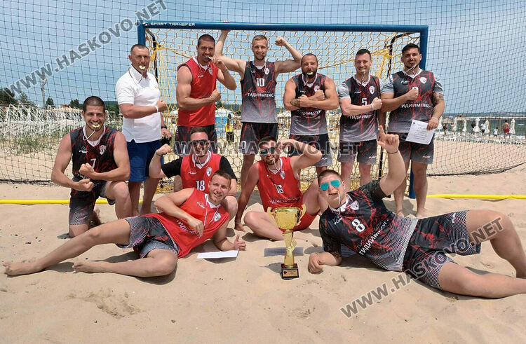 „Асти 91“ вдигна шампионската купа по плажен хандбал