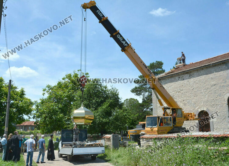 Църквата „Св. Иван Рилски“ в Конуш с нов купол и кръст