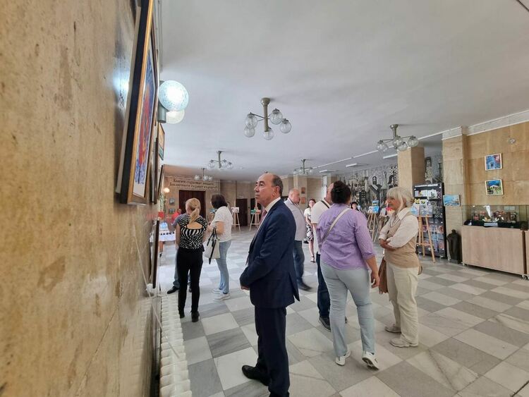 Над 80 творби представи изложбата "Изкуство без граници и възраст"