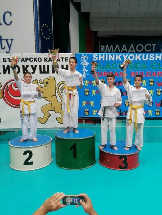 Със злато се окичи каратистът Емануил Иванов