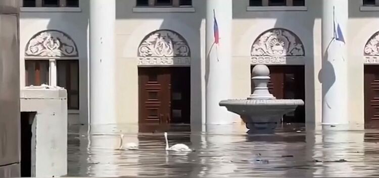 Взривеният язовир: Водата се вдигна с 10 метра и влачи къщи, площадът в Новая Каховка стана езеро с лебеди