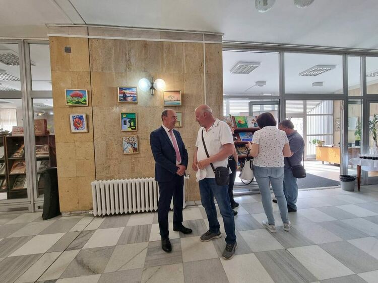 Над 80 творби представи изложбата "Изкуство без граници и възраст"