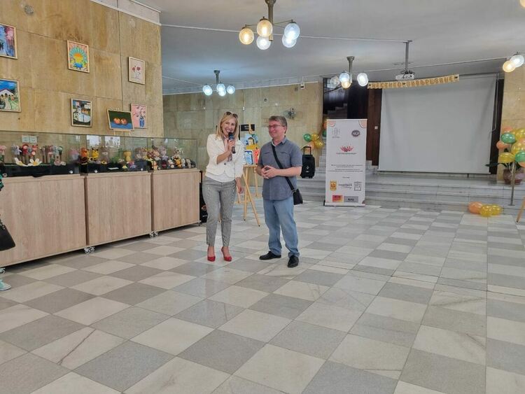 Над 80 творби представи изложбата "Изкуство без граници и възраст"