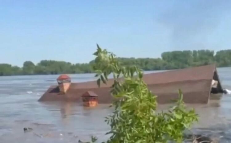 Взривеният язовир: Водата се вдигна с 10 метра и влачи къщи, площадът в Новая Каховка стана езеро с лебеди