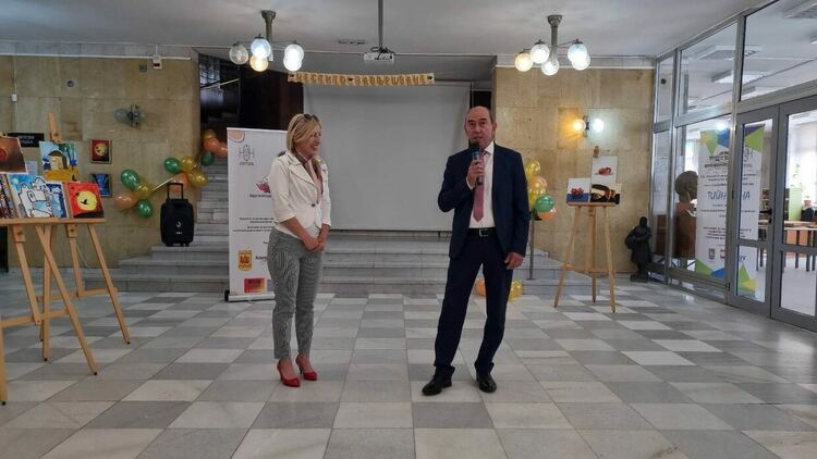 Над 80 творби представи изложбата "Изкуство без граници и възраст"