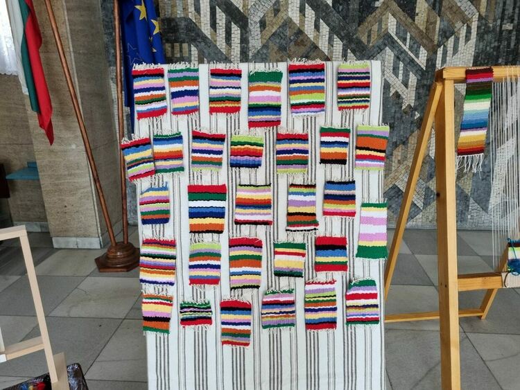 Над 80 творби представи изложбата "Изкуство без граници и възраст"