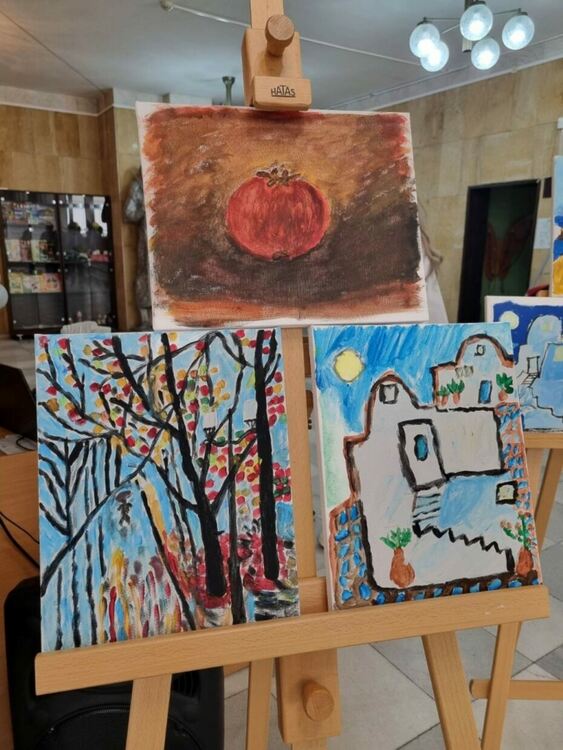 Над 80 творби представи изложбата "Изкуство без граници и възраст"