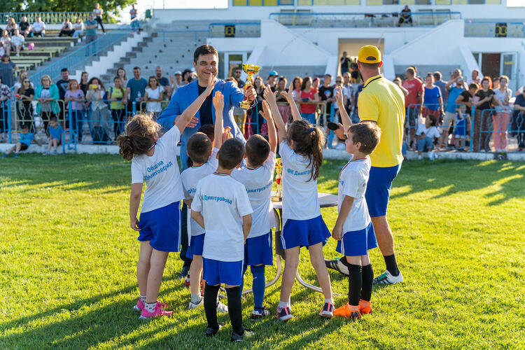 Kметът Иво Димов награди победителите в Турнира по футбол за деца