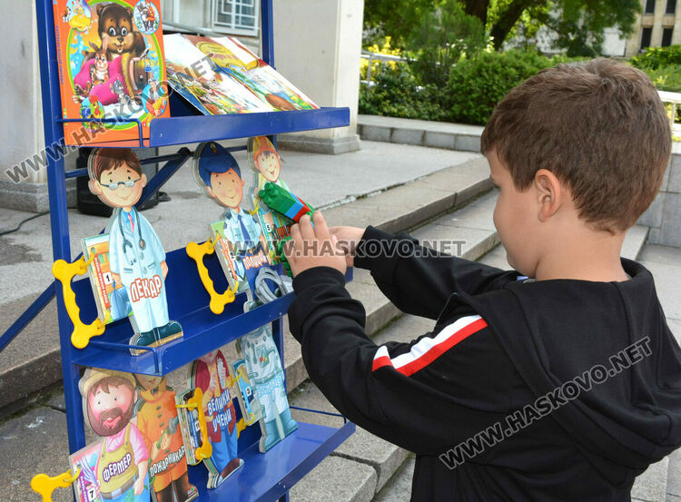 Започна „Забавно лято“ за деца в библиотеката на читалище „Заря“