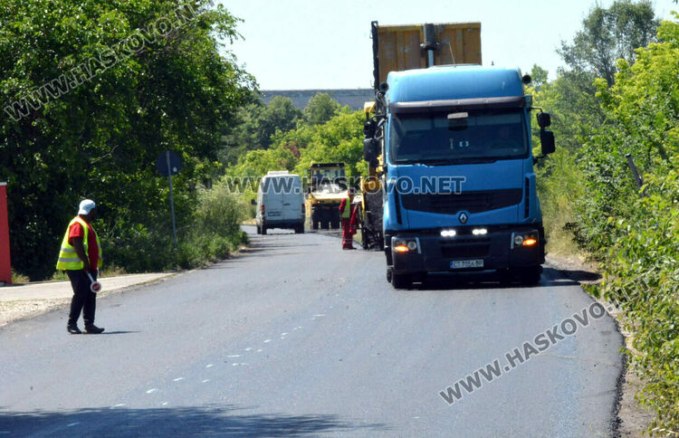 Ремонтират пътя на изхода на Хасково към Харманли