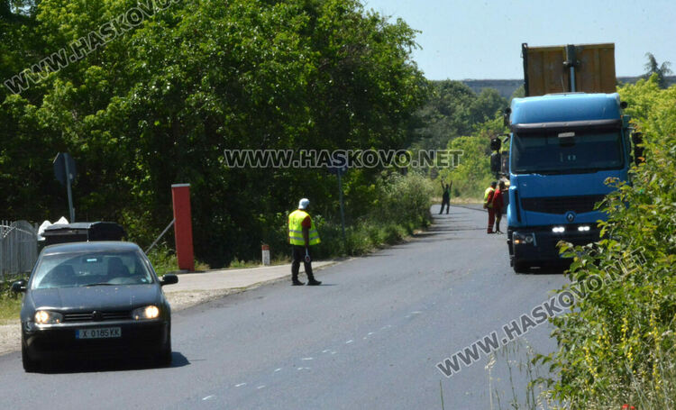 Ремонтират пътя на изхода на Хасково към Харманли