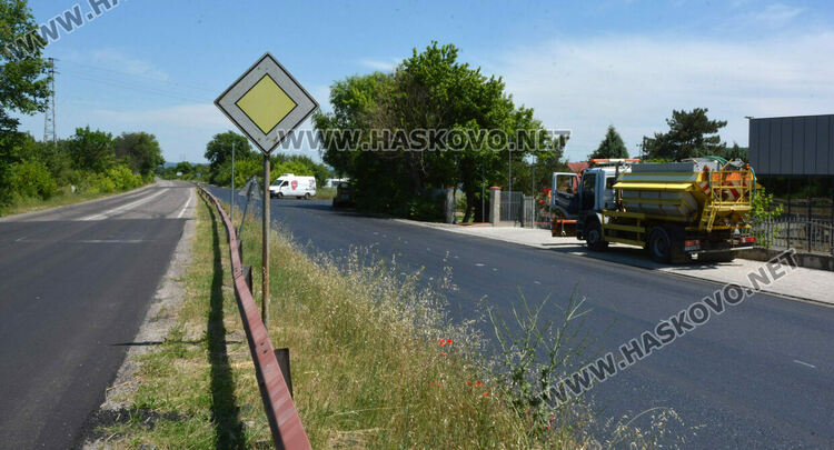Ремонтират пътя на изхода на Хасково към Харманли
