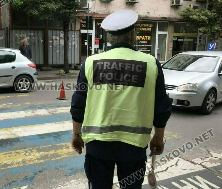 Водач блъсна мъж на пешеходна пътека