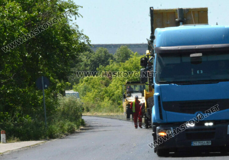 Ремонтират пътя на изхода на Хасково към Харманли