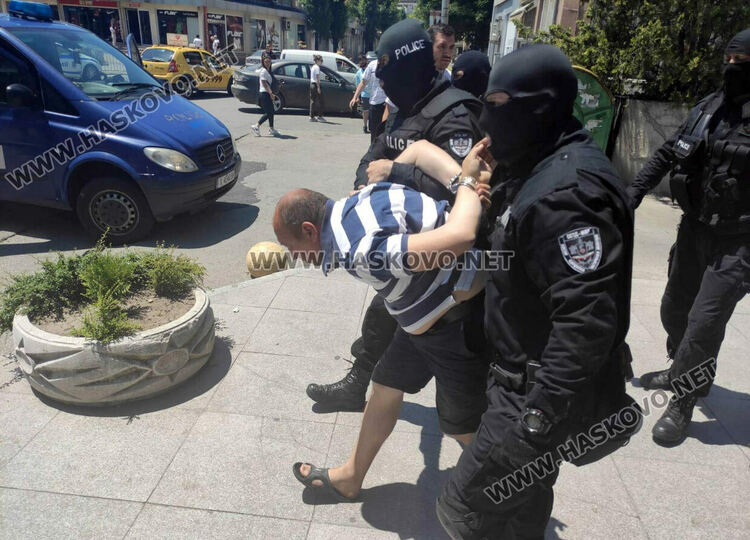 Екшън в центъра на Хасково: арест за мъж, ограбил бившата си