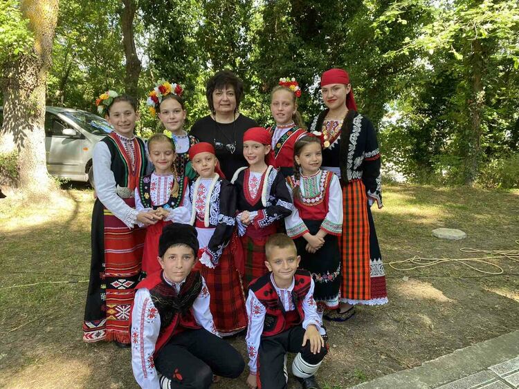 10 златни медала за талантите на „Зора-Зорничка“ от фолклорен фестивал