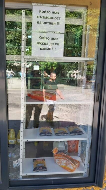 Крумовградчанин в подкрепа на съгражданите си,вече работи витрина за даряване на хранителни продукти